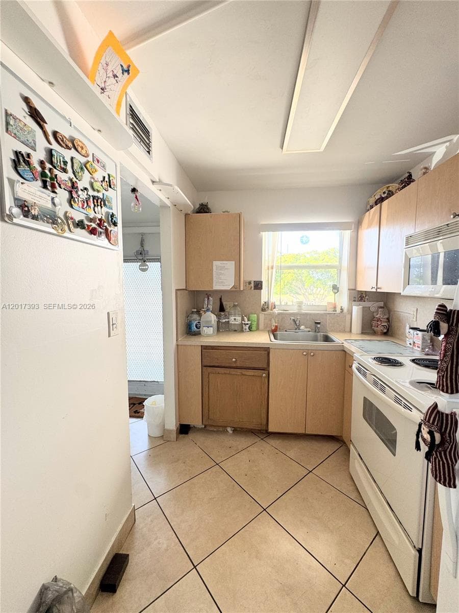 8130 Sunrise Lakes Blvd # 202, Sunrise FL 33322 photo 2