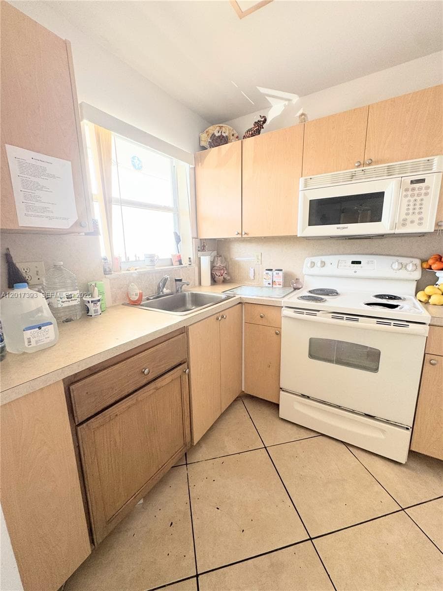 8130 Sunrise Lakes Blvd # 202, Sunrise FL 33322 photo 3