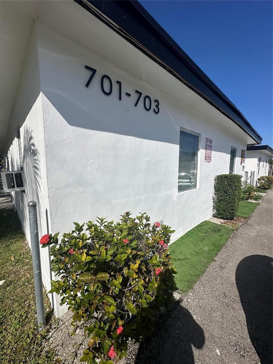 701 NW 15th Terrace, Fort Lauderdale FL 33311 photo 2