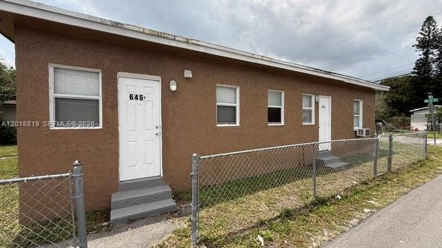 646 NW 14th Ter, Fort Lauderdale FL 33311 photo 2