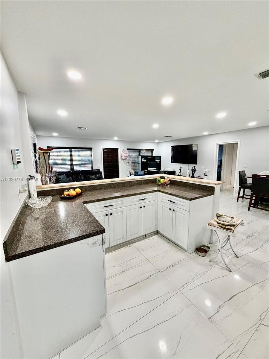 518 NW 47th Ct, Oakland Park FL 33309 photo 2