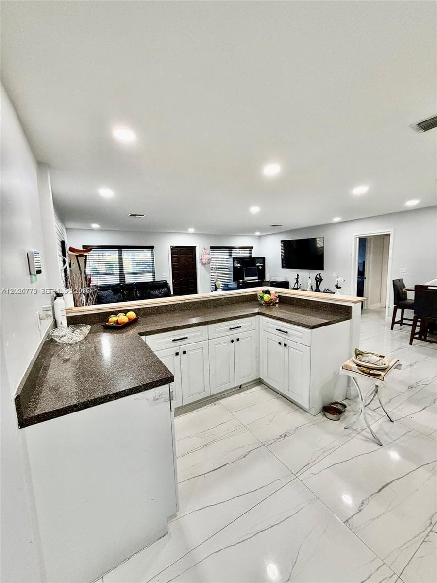 518 NW 47th Ct, Oakland Park FL 33309 photo 3