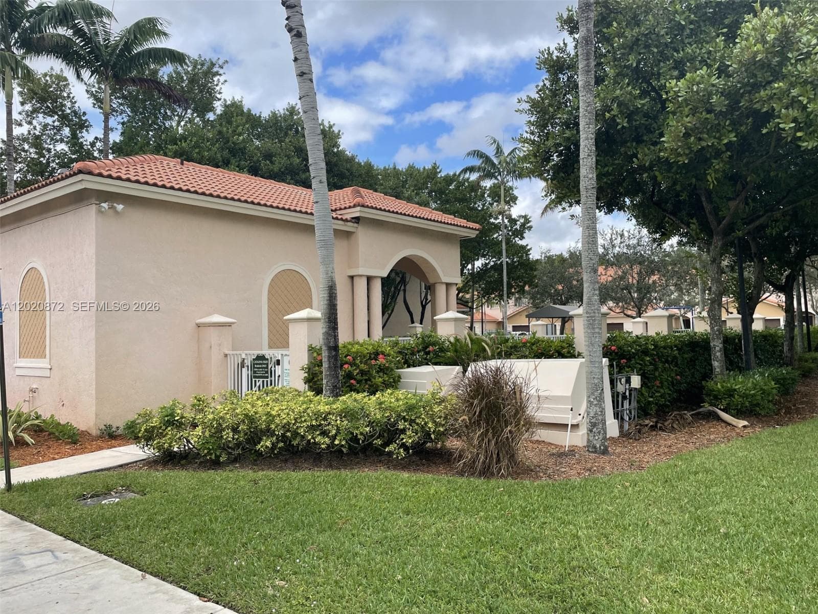 8835 S Isles Cir, Tamarac FL 33321 photo 2