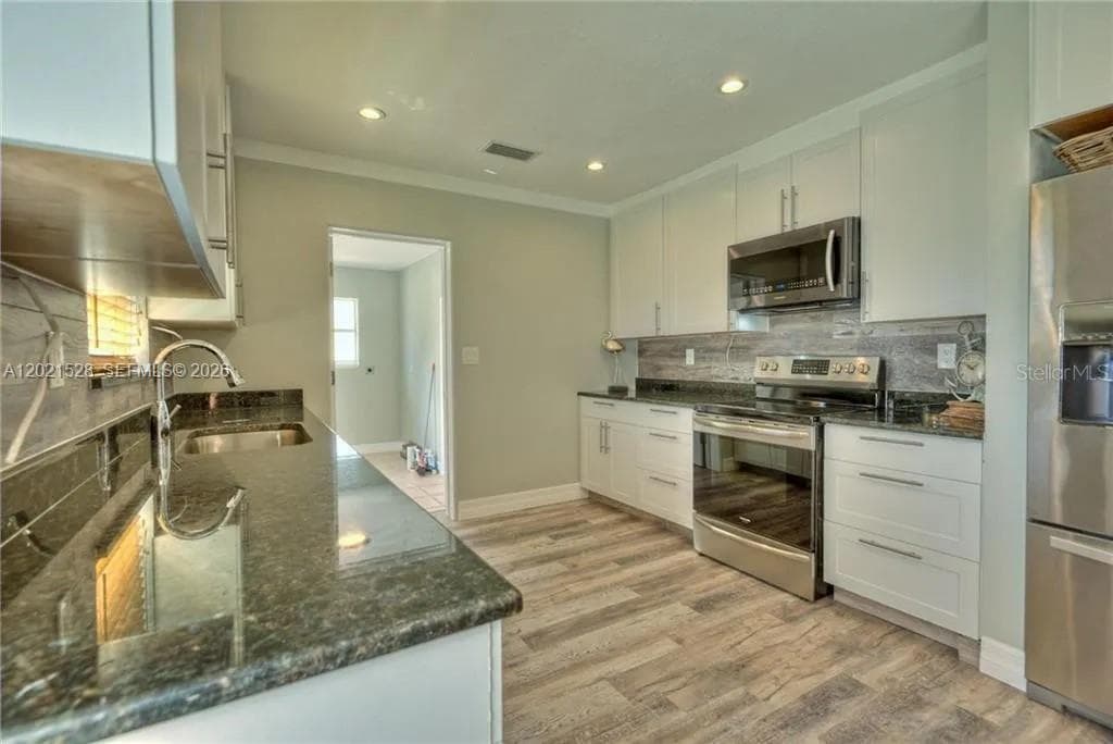 5321 3 RD AVE W, Bradenton, FL 34209 photo 2