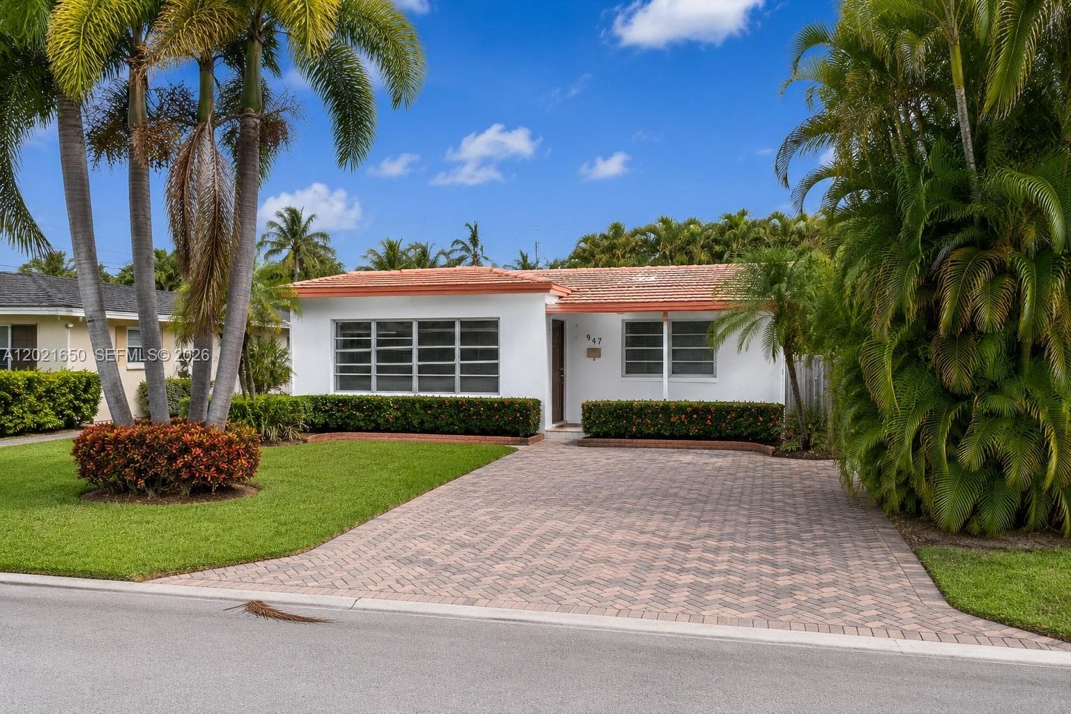 947 Lincoln St, Hollywood FL 33019 photo 2