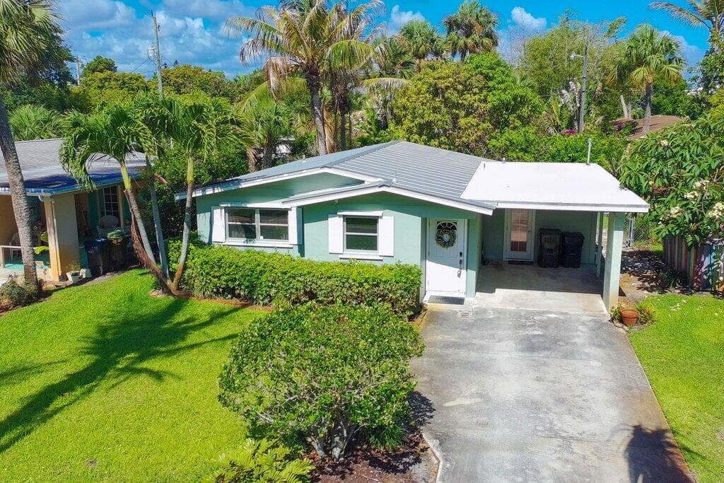 262 SE Monterey Avenue, Stuart FL 34996 photo 3