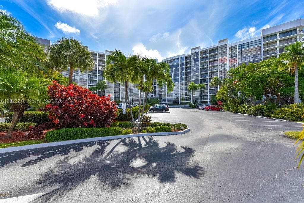 600 Parkview Dr # 829, Hallandale Beach FL 33009 photo 3
