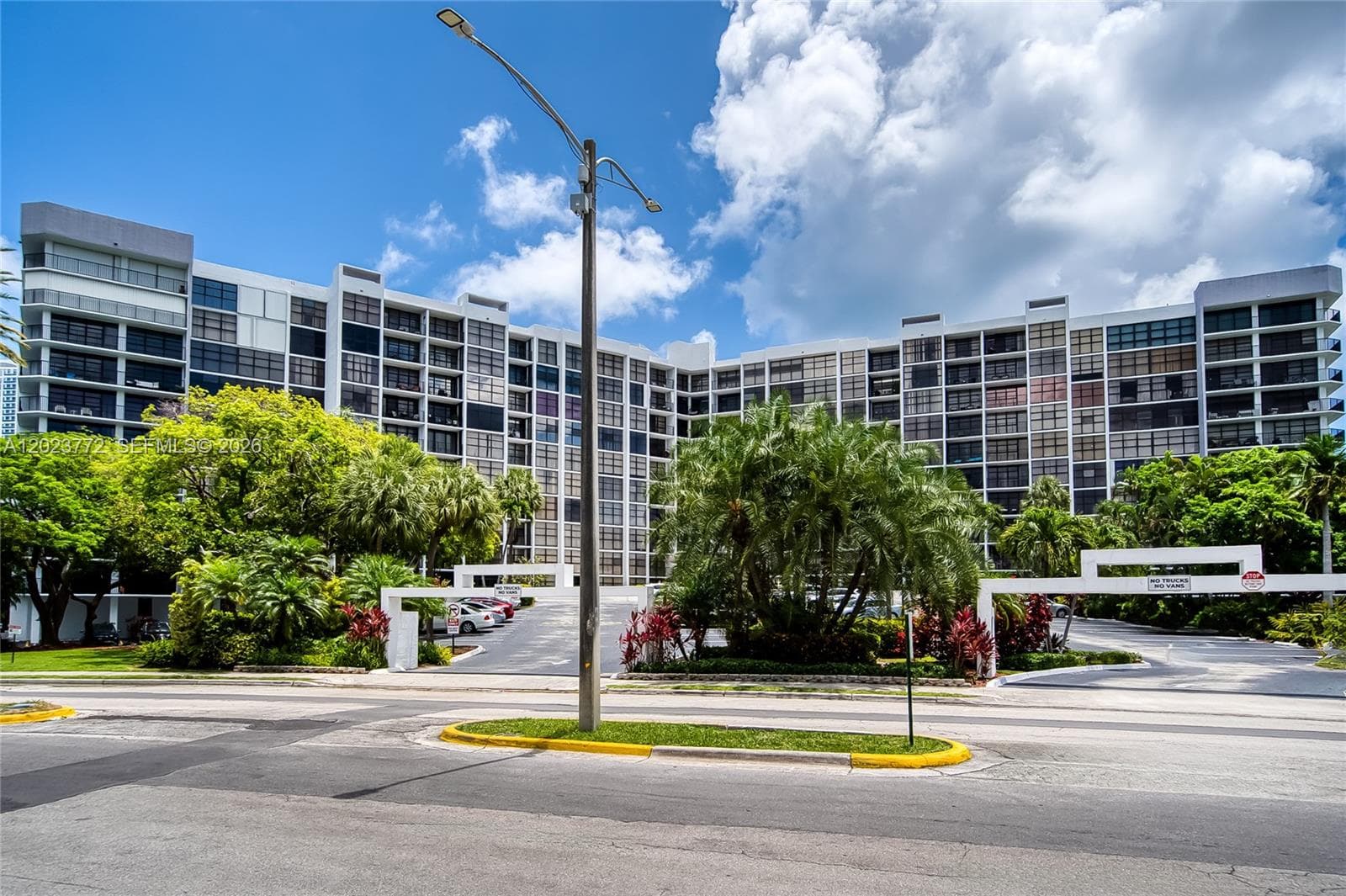 600 SW Parkview Dr # 505, Hallandale Beach FL 33009 photo 2
