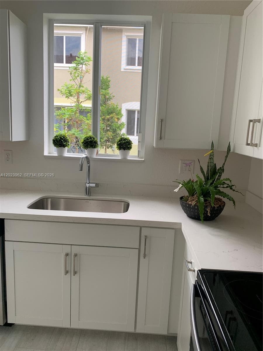 1068 SE 24th Ave, Homestead FL 33035 photo 2