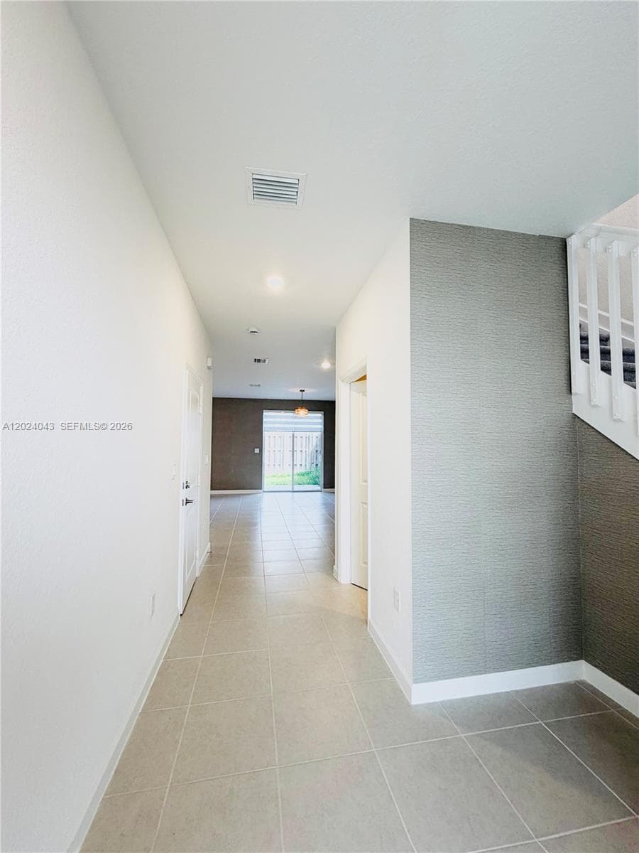 663 SE 13th St Cir, Homestead FL 33034 photo 2