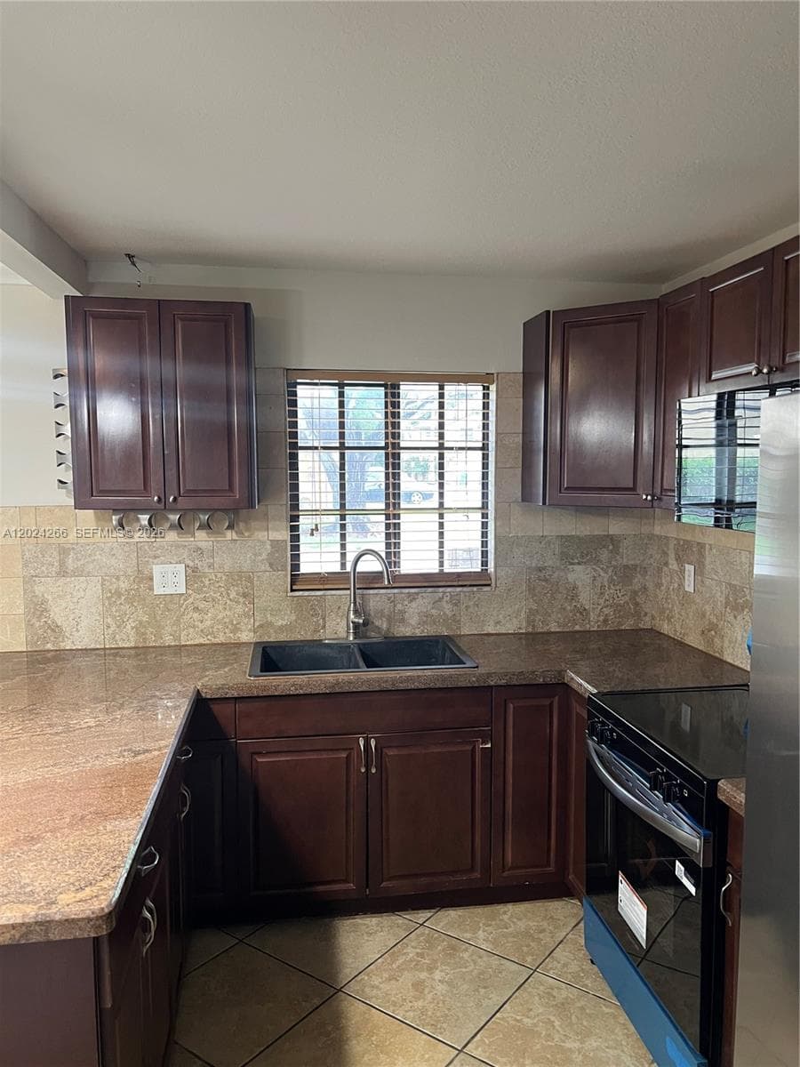 1126 NE 209th Ter, Miami FL 33179 photo 3