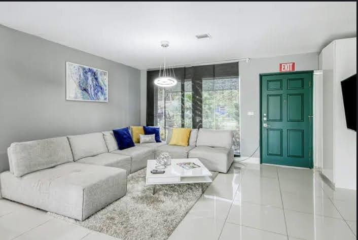 1905 N 45th Avenue, Hollywood FL 33021 photo 2