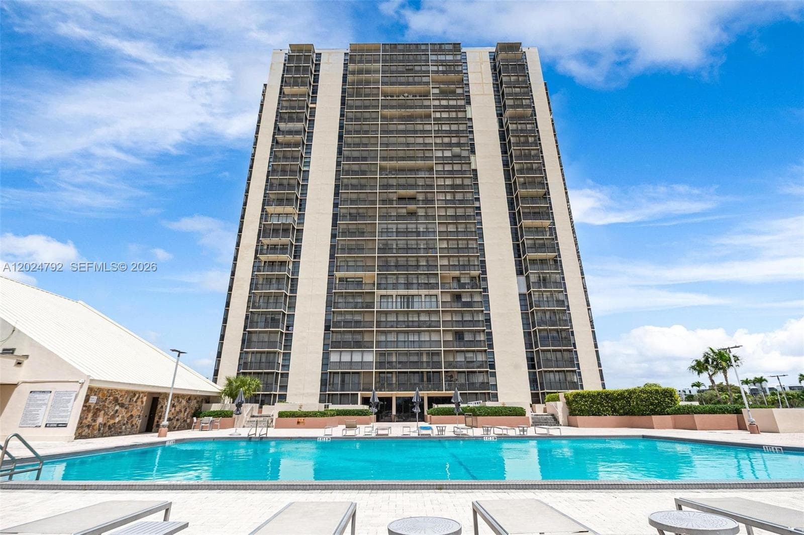 20301 W Country Club Dr # 825, Aventura FL 33180 photo 2