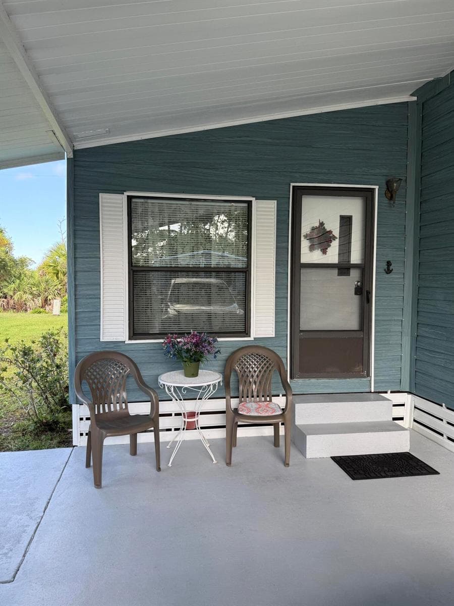 47 Flores Del Norte, Fort Pierce FL 34951 photo 2
