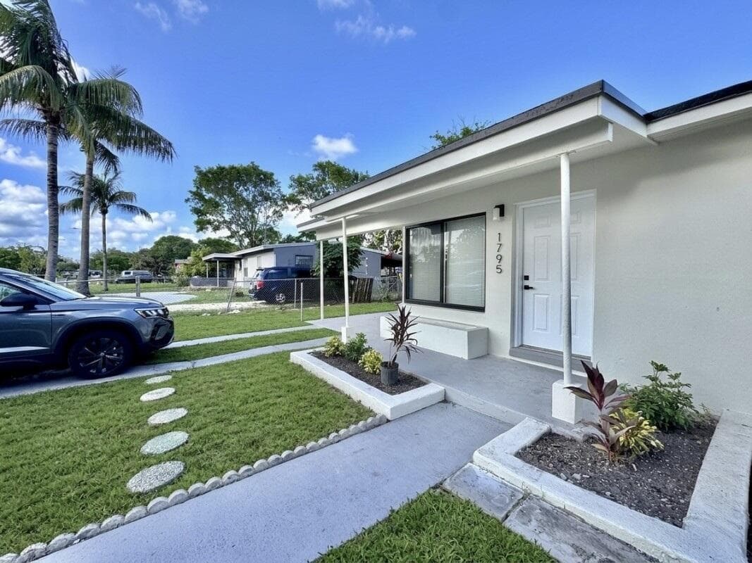 1795 Lauderdale Manor Drive, Fort Lauderdale FL 33311 photo 2