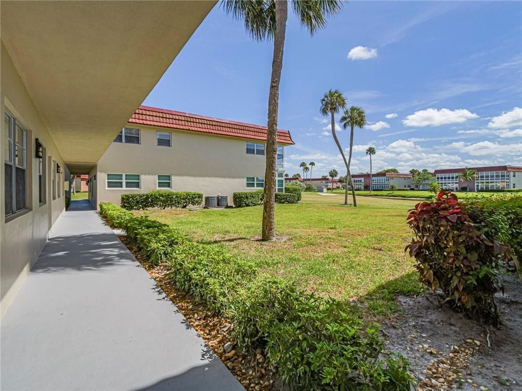 76 Royal Oak Drive # 104, Vero Beach FL 32962 photo 4