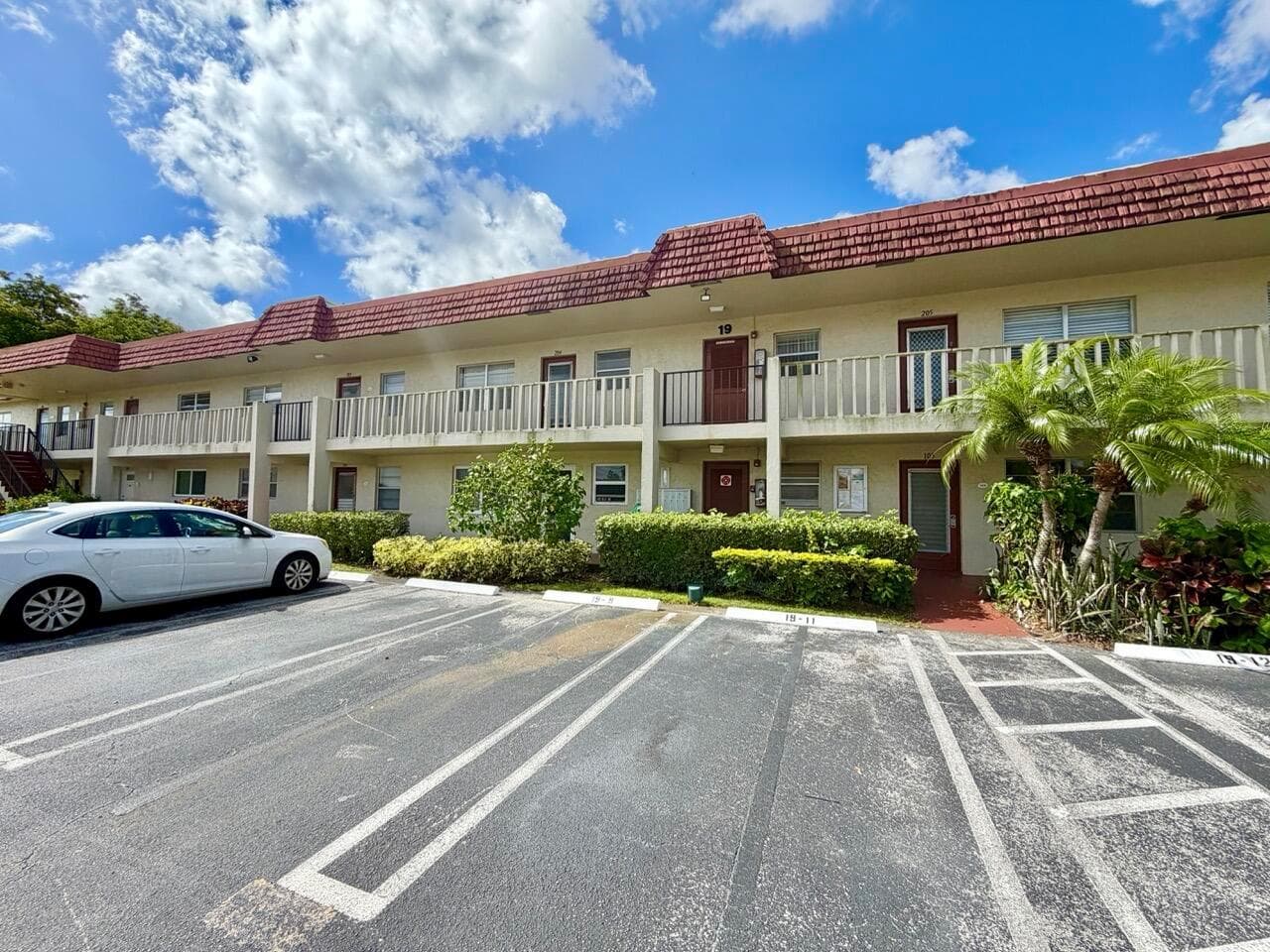 19 Abbey Lane # 204, Delray Beach FL 33446 photo 3