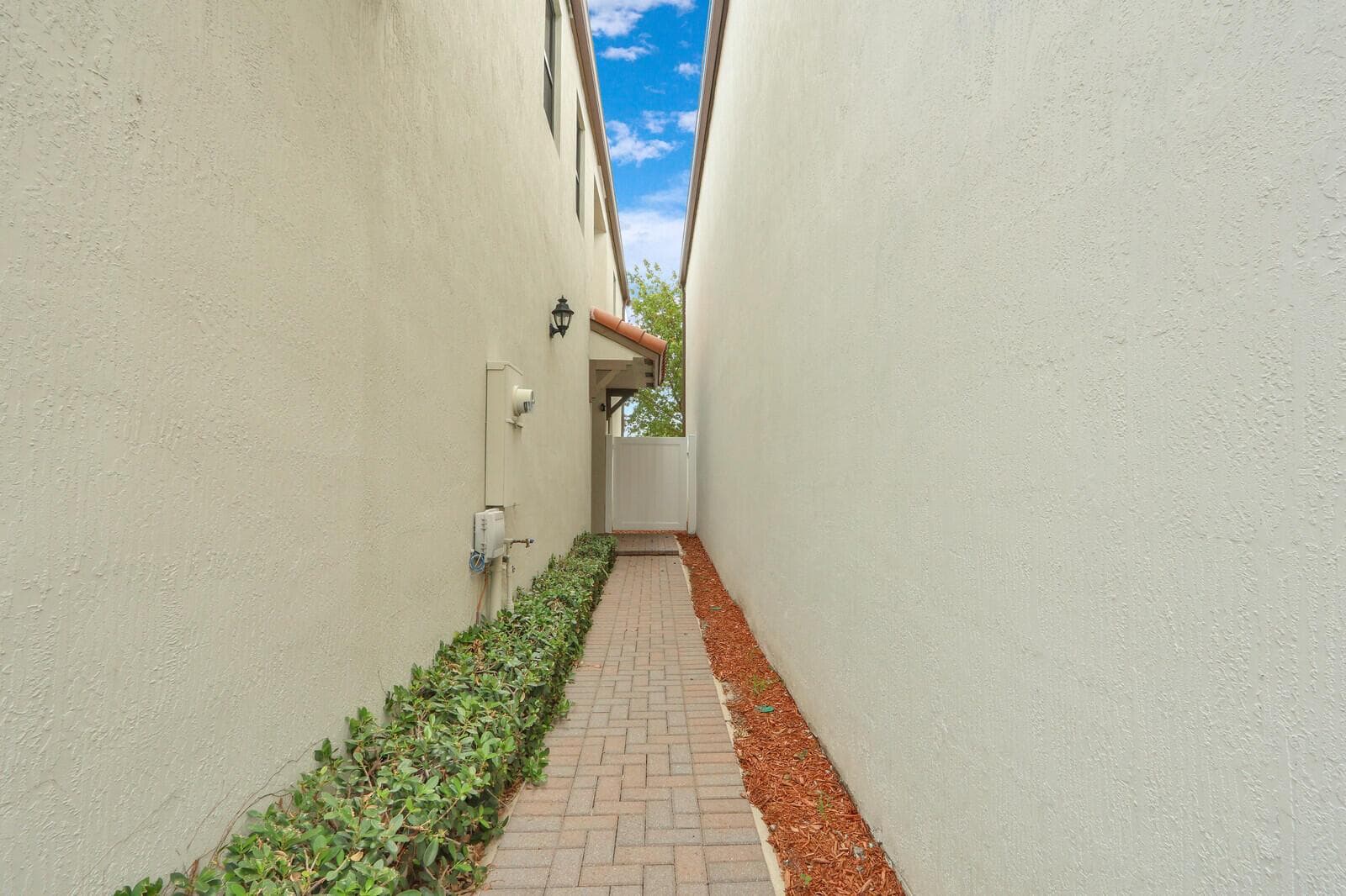 4008 Sequoia Place, Riviera Beach FL 33410 photo 2
