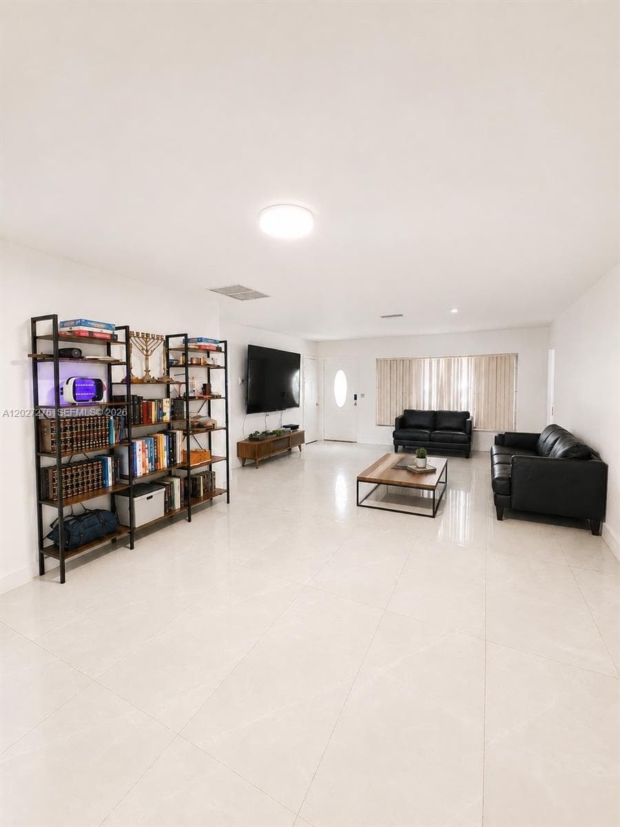1109 NE 4th Ct, Hallandale Beach FL 33009 photo 3