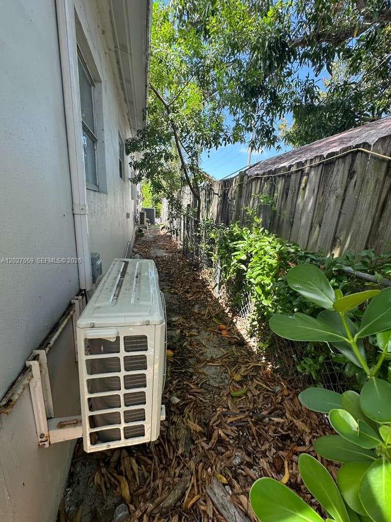 685 SW 7th Ter, Dania Beach FL 33004 photo 2
