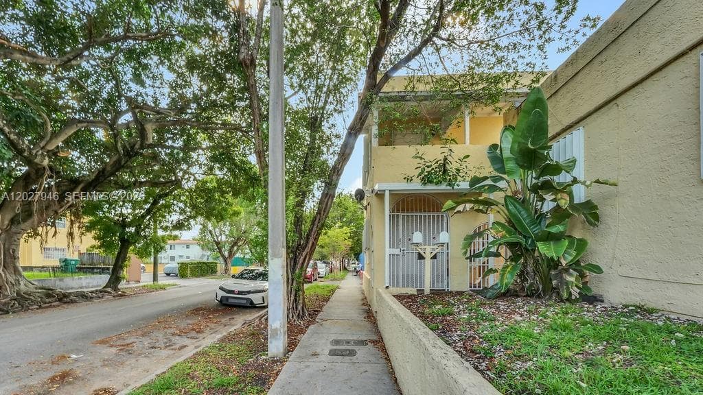 242 SW 15th Ave, Miami FL 33135 photo 2