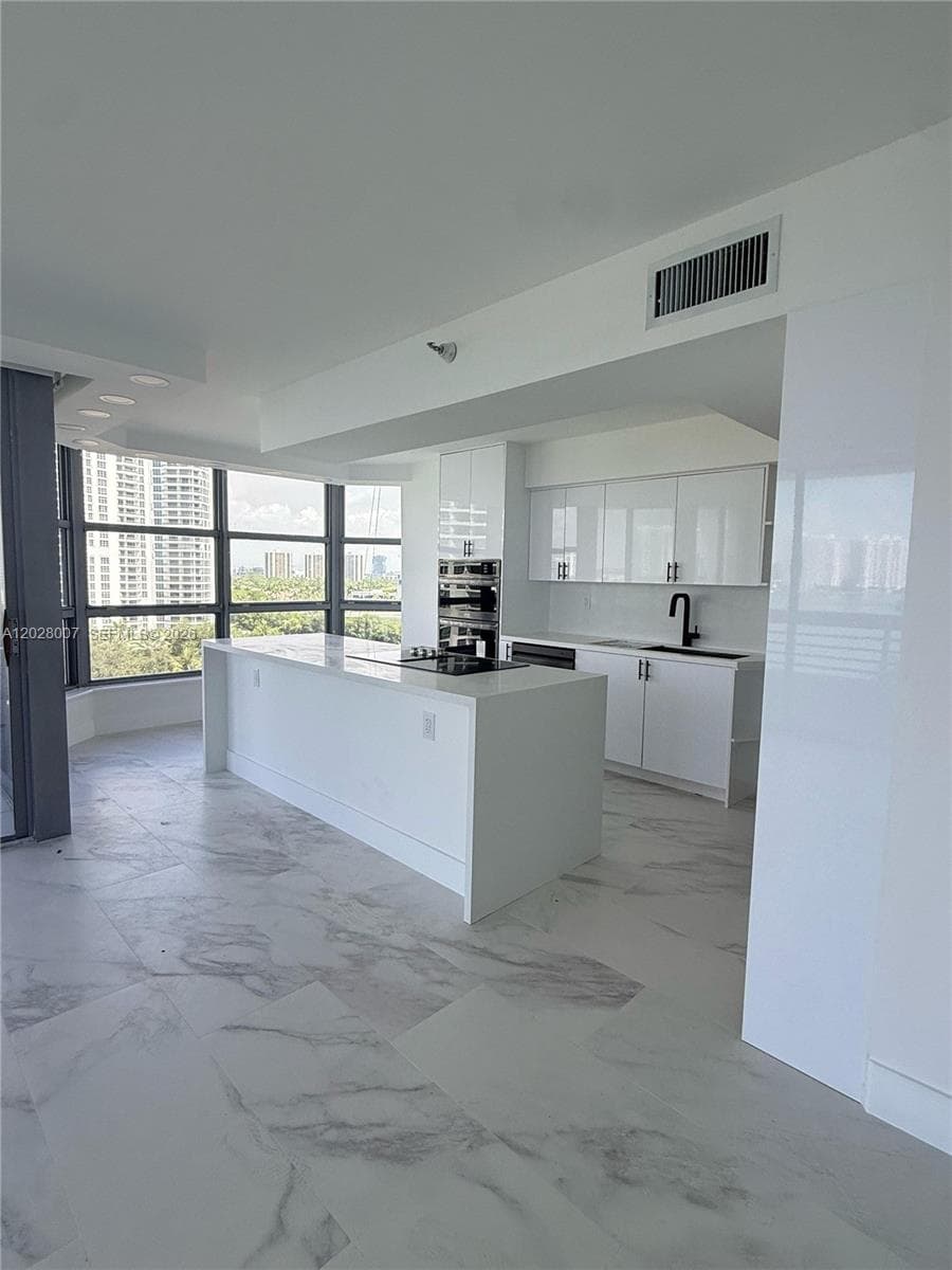 Mystic Pointe Tower 300 photo 3