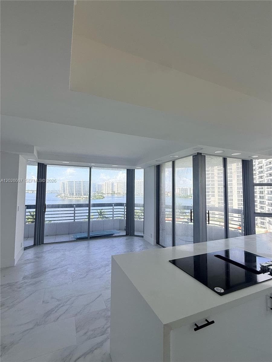 Mystic Pointe Tower 300 photo 5