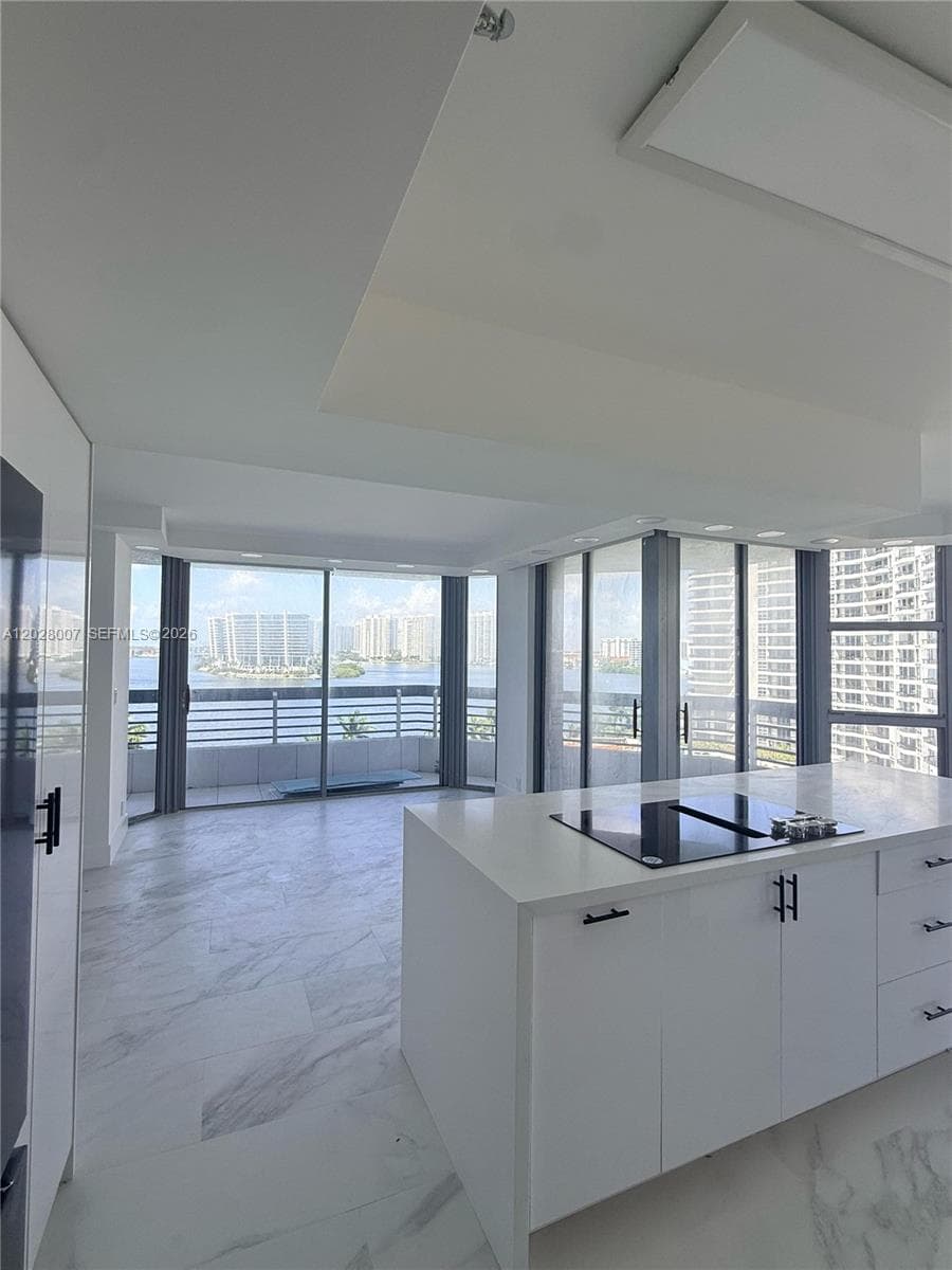 Mystic Pointe Tower 300 photo 4
