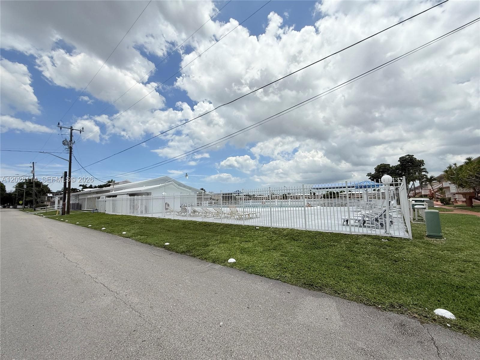 725 SW 11 Ave # F8, Hallandale Beach FL 33009 photo 2