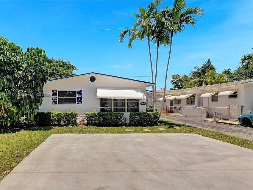 2627 Lincoln St, Hollywood FL 33020 photo 2