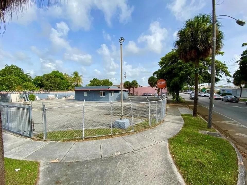 1910 NW 17th Ave, Miami FL 33125 photo 2