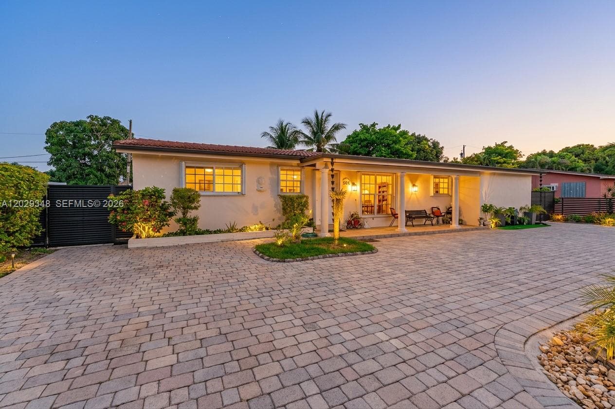 884 W 72nd Pl, Hialeah FL 33014 photo 2