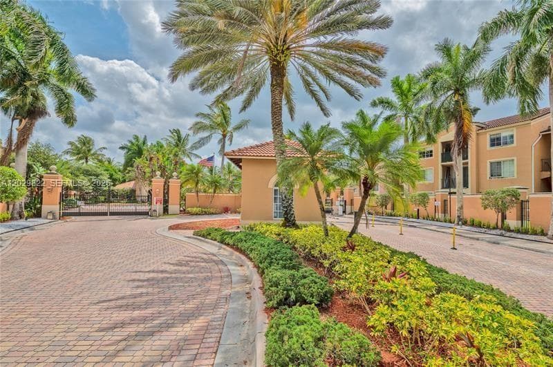 7980 N Nob Hill Rd # 207, Tamarac FL 33321 photo 2