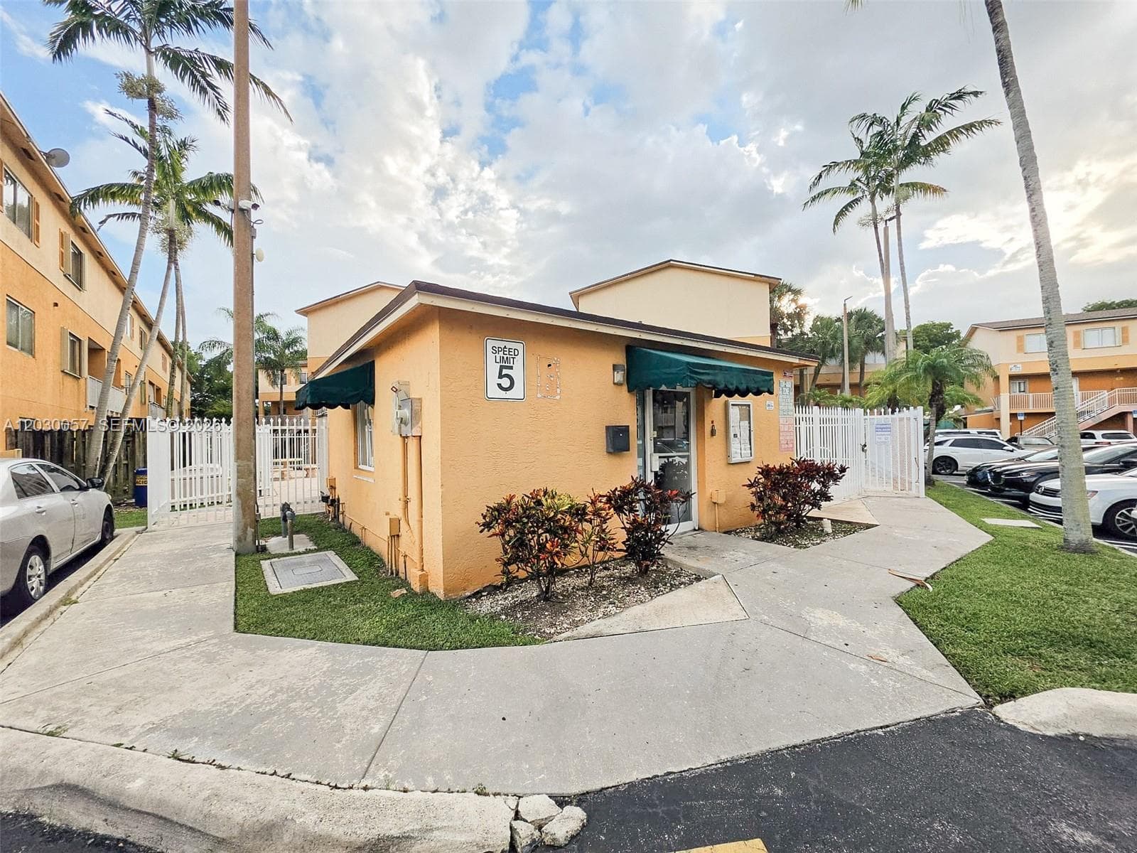 6235 Kendale Lakes Cir # 236, Miami FL 33183 photo 2