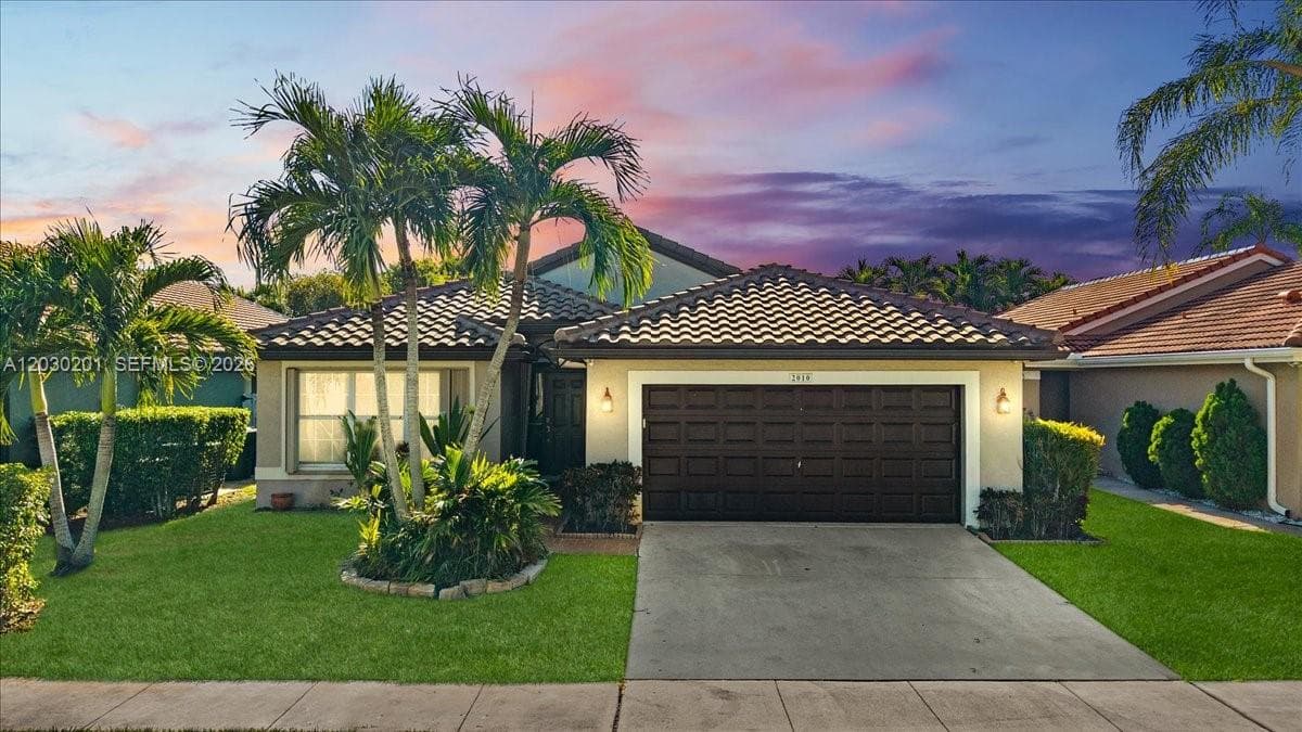 2010 NW 182nd Ter, Pembroke Pines FL 33029 photo 2