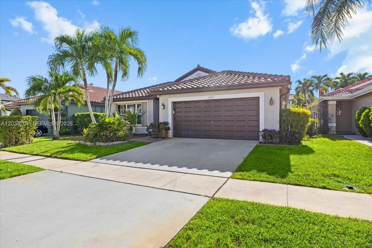 2010 NW 182nd Ter, Pembroke Pines FL 33029 photo 3