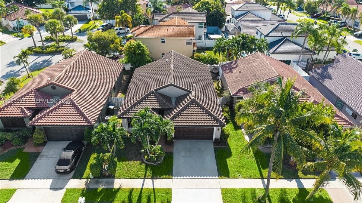 2010 NW 182nd Ter, Pembroke Pines FL 33029 photo 5