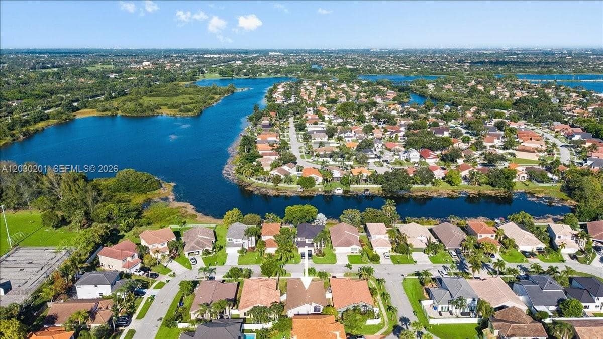 2010 NW 182nd Ter, Pembroke Pines FL 33029 photo 4