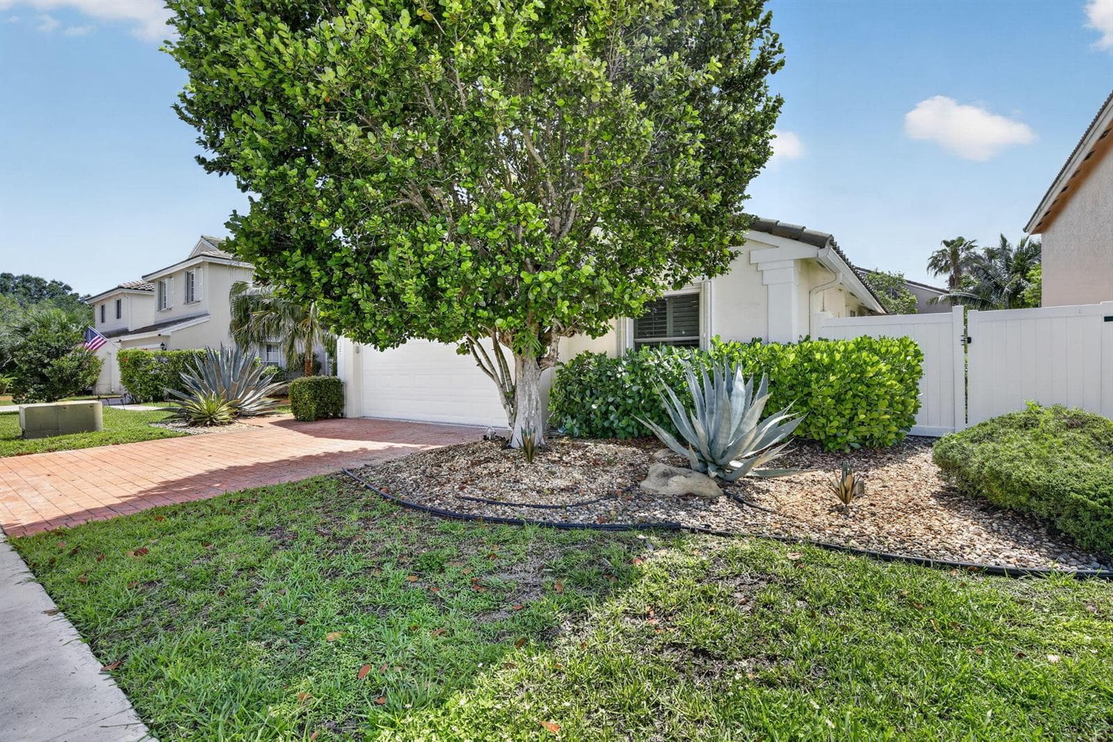 327 SW 191st Terrace, Pembroke Pines FL 33029 photo 2