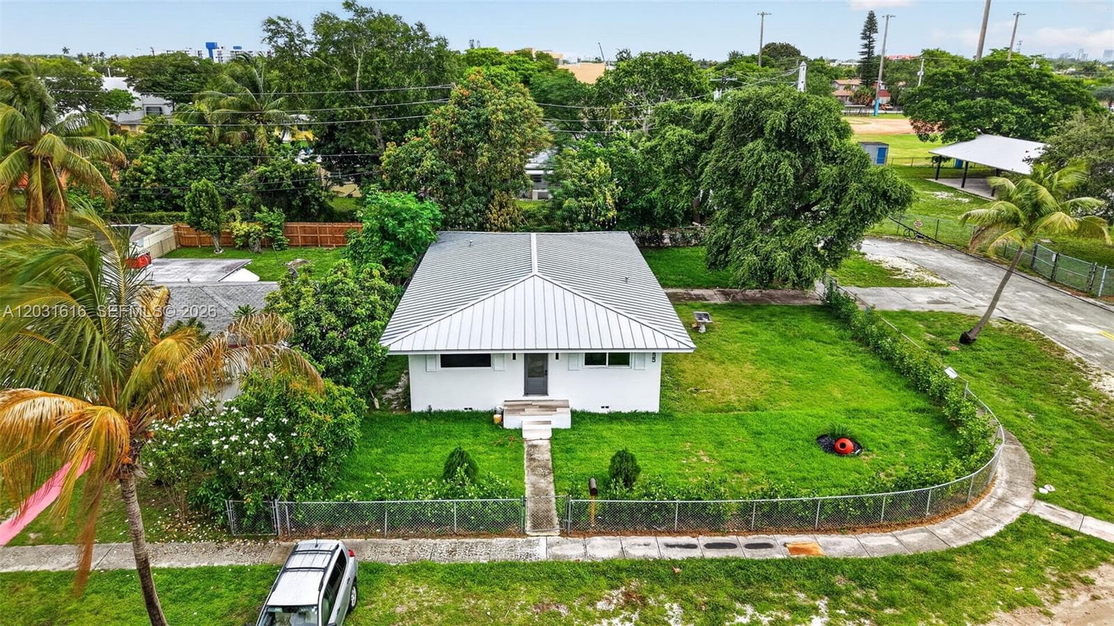 1695 NE 160th St, North Miami Beach FL 33162 photo 2