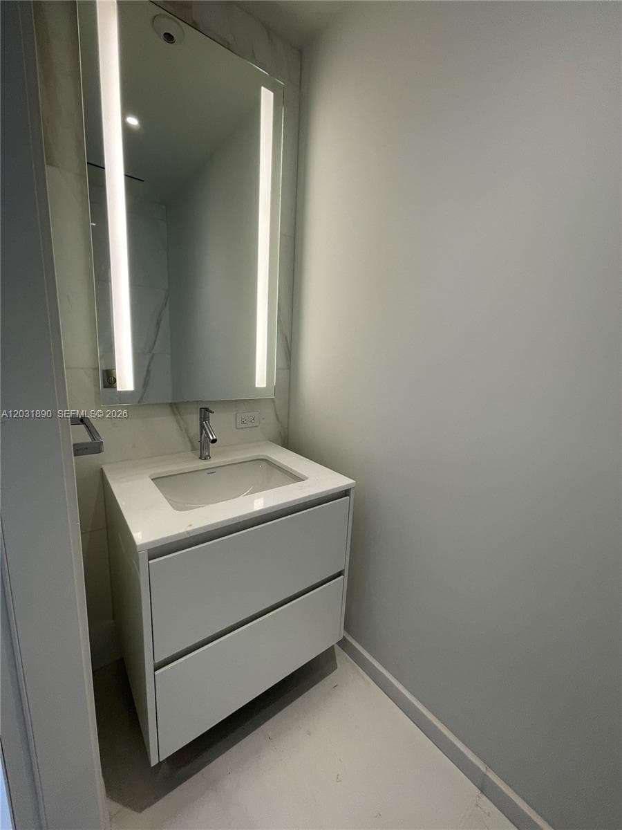 300 Biscayne Blvd Way # 2008, Miami FL 33131 photo 4