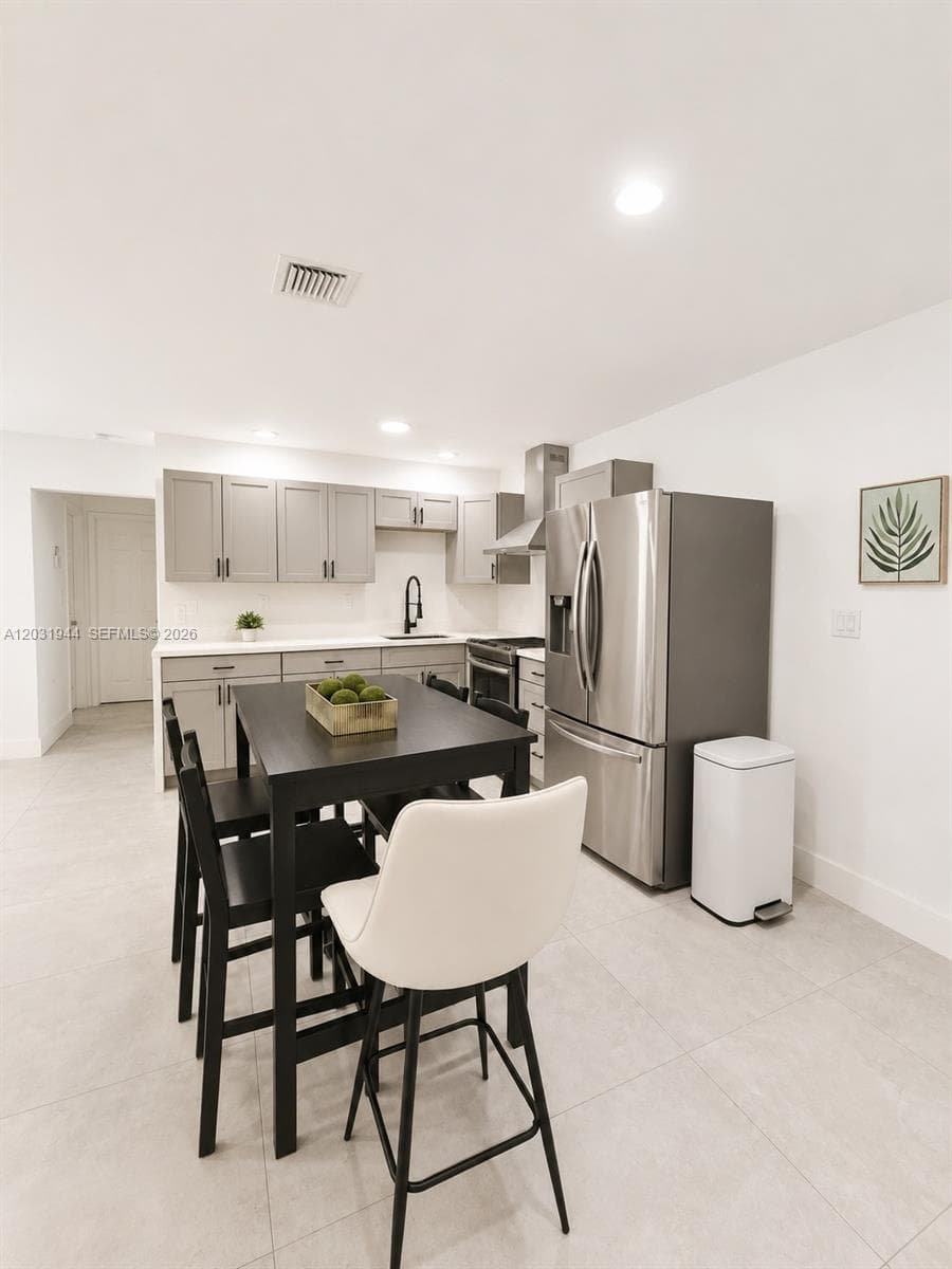 800 NE 2nd Ct, Hallandale Beach FL 33009 photo 3
