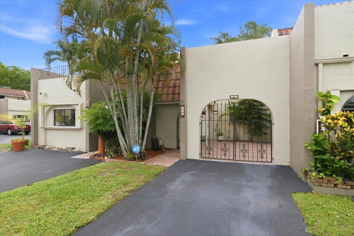275 Jacaranda Drive, Plantation FL 33324 photo 2