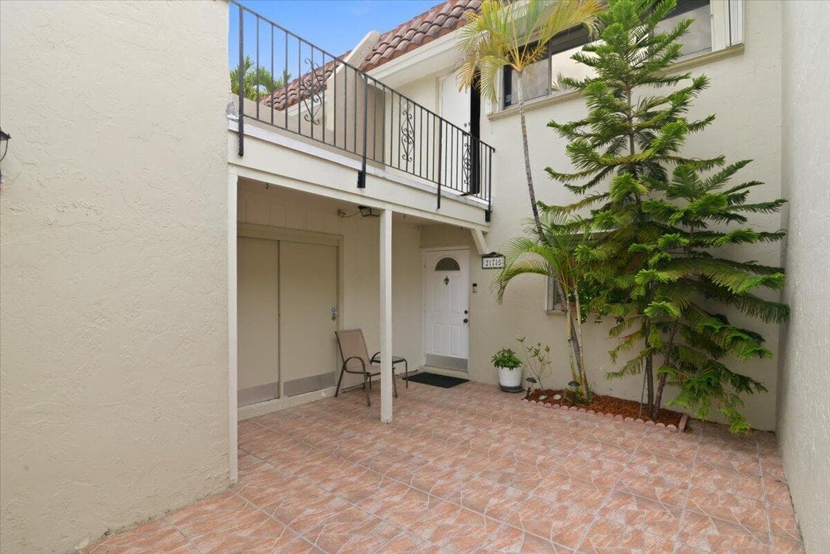 275 Jacaranda Drive, Plantation FL 33324 photo 3