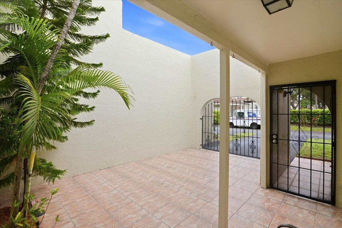 275 Jacaranda Drive, Plantation FL 33324 photo 5