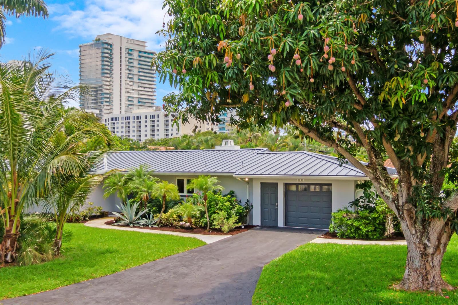 3240 Lakeview Drive, Pompano Beach FL 33062 photo 2