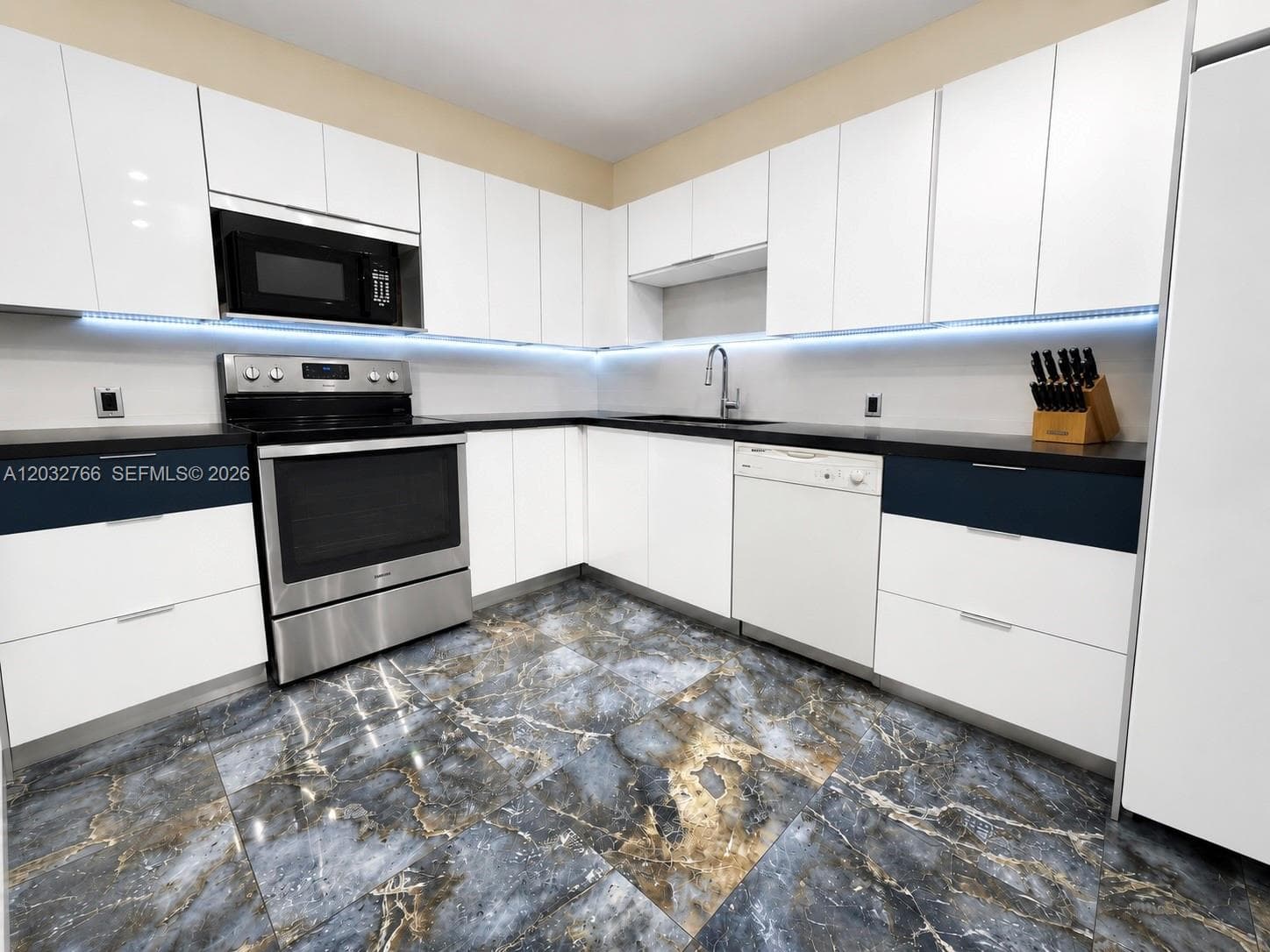 4200 Hillcrest Dr # 403, Hollywood FL 33021 photo 2