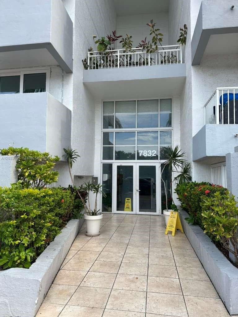 7832 Collins Ave # 406, Miami Beach FL 33141 photo 2