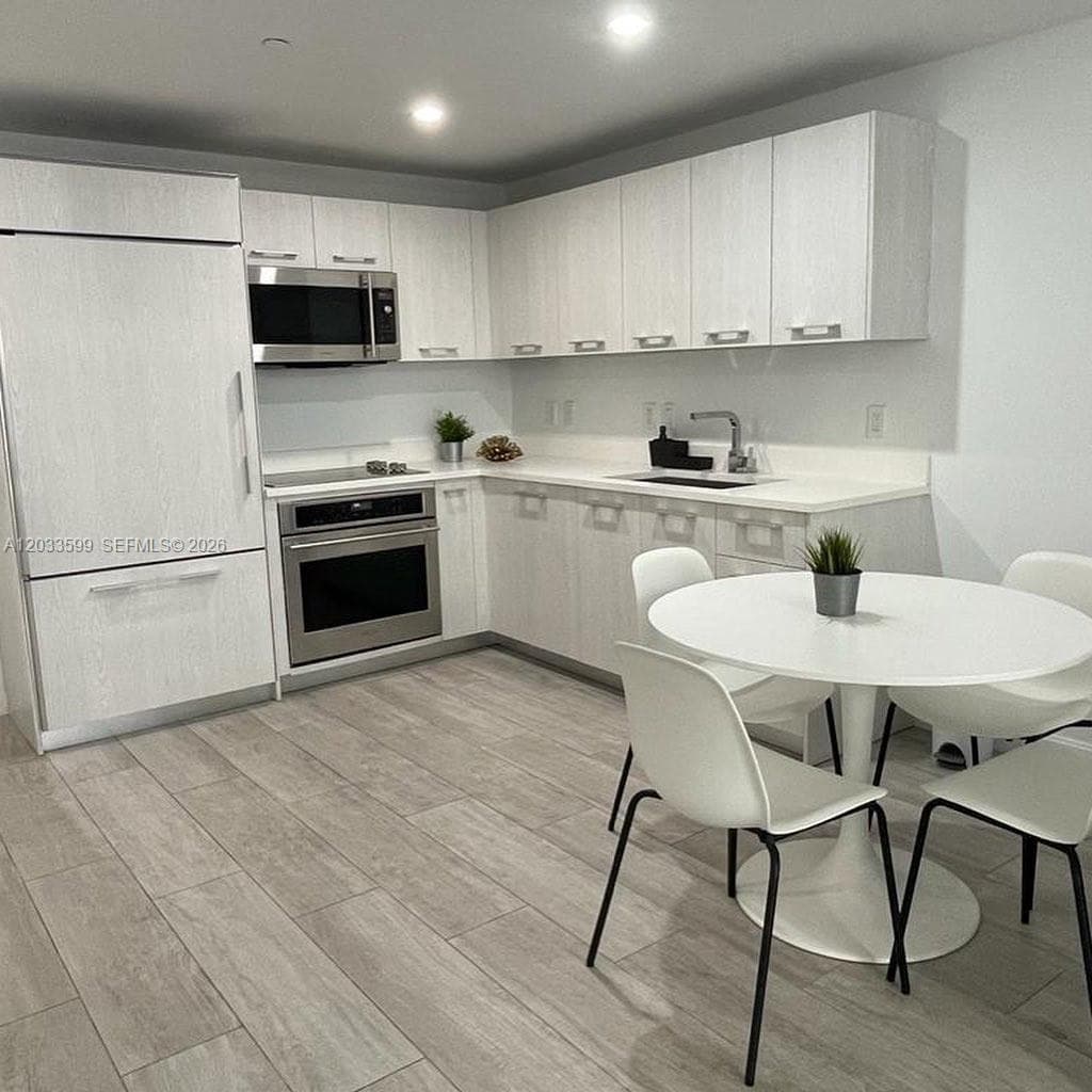 45 SW 9th St # 1407, Miami FL 33130 photo 2