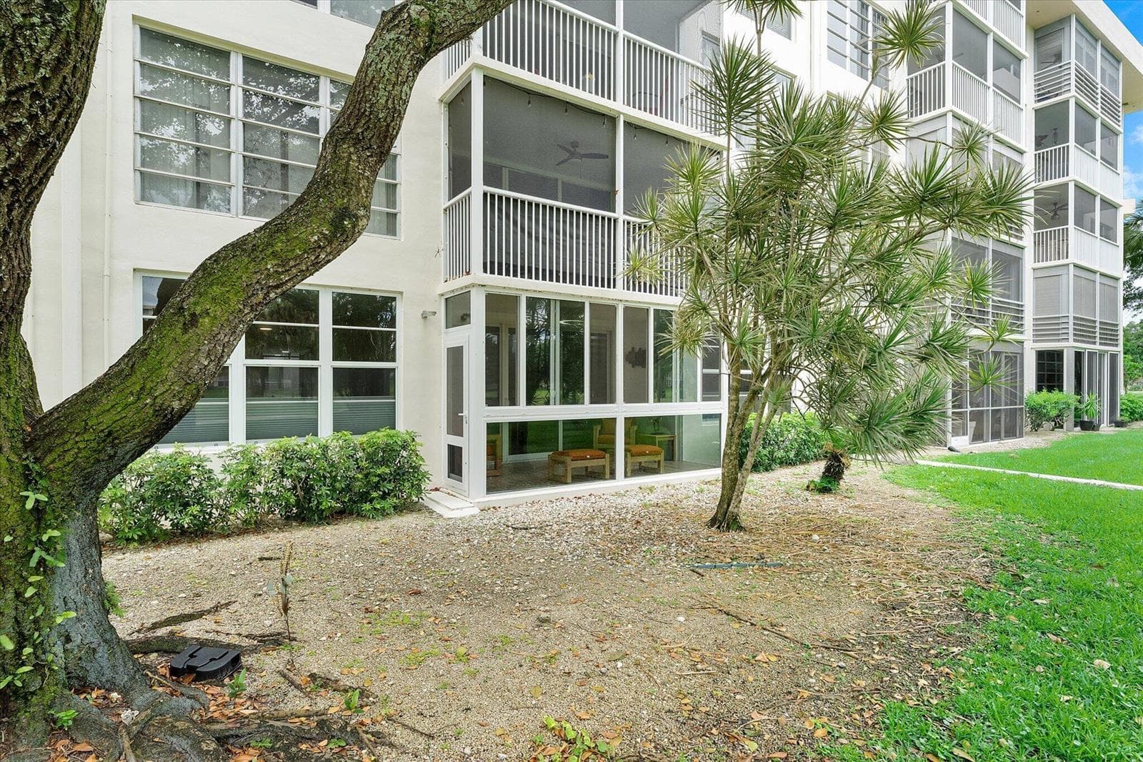 3900 Oaks Clubhouse Drive # 110, Pompano Beach FL 33069 photo 2